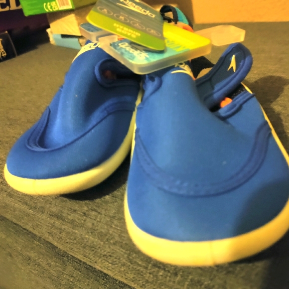 2 pairs of shoes size 7/8 toddler - Picture 10 of 10